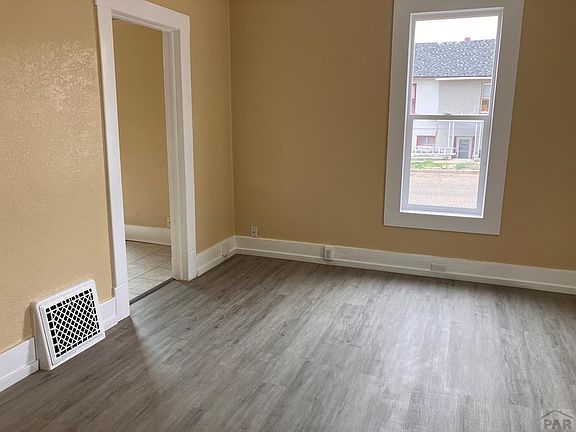 5th image of 402 Lincoln Ave