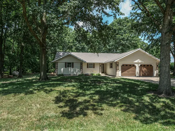 26 N Deer Lk, Villa Grove, IL 61956
