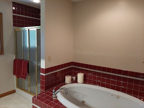 seat & bar in shower & d tub