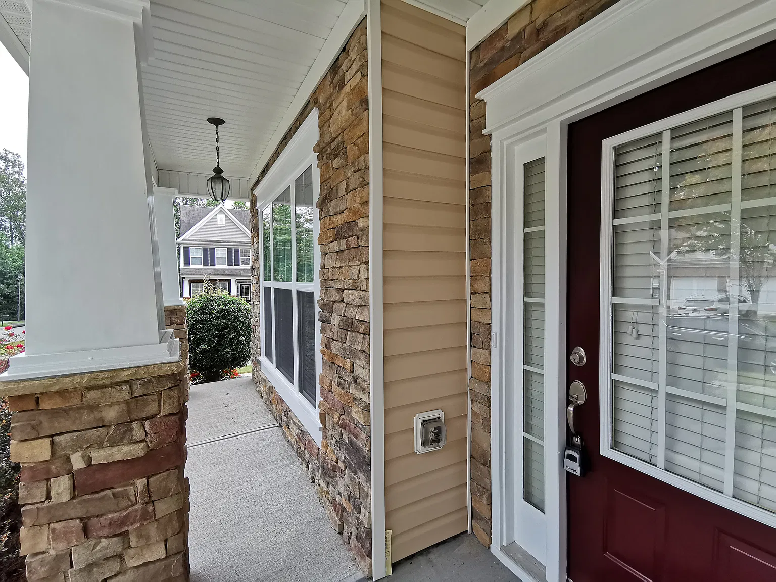 4 bed, 2.5 bath, 2406 sqft, $2,400 — Photo 3
