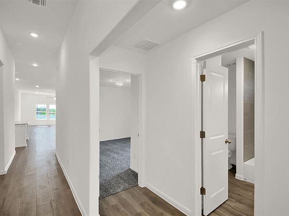 4th image of 133 Woods Edge Ln