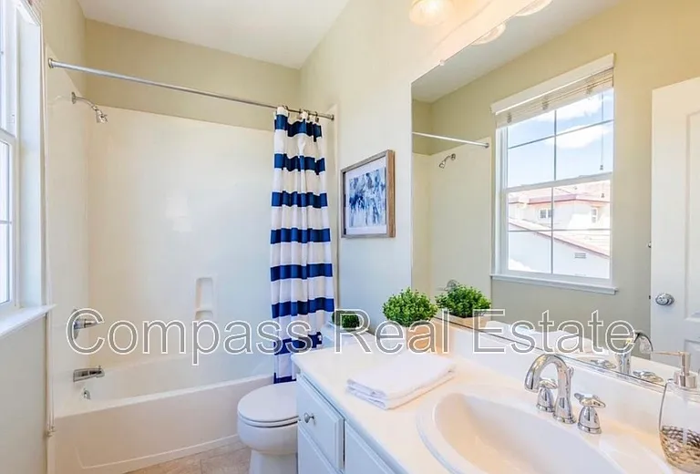 2258 Golden Crest Cmns — Photo 10