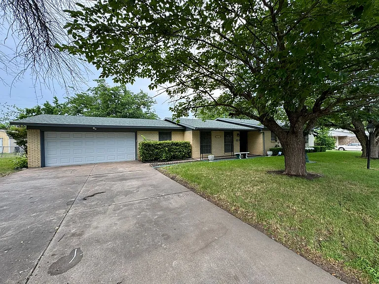 605 Bellaire Dr — Photo 2