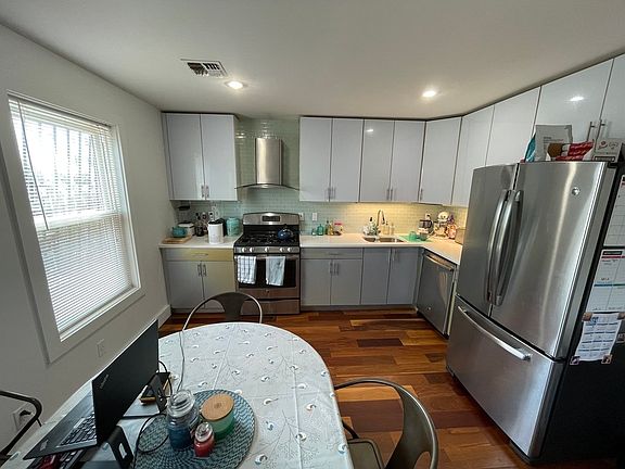 4th image of 966 Jefferson Ave #1