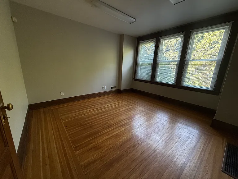 1009 Delta Ave — Photo 27