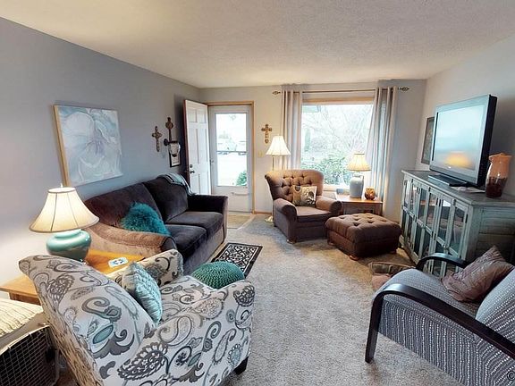 3rd image of 2250 W Santiam Dr