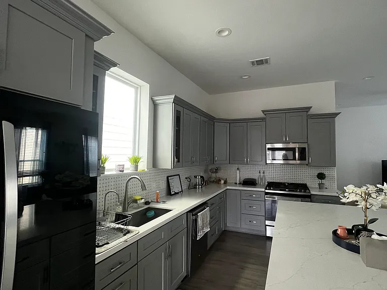 W 16th St — Photo 6