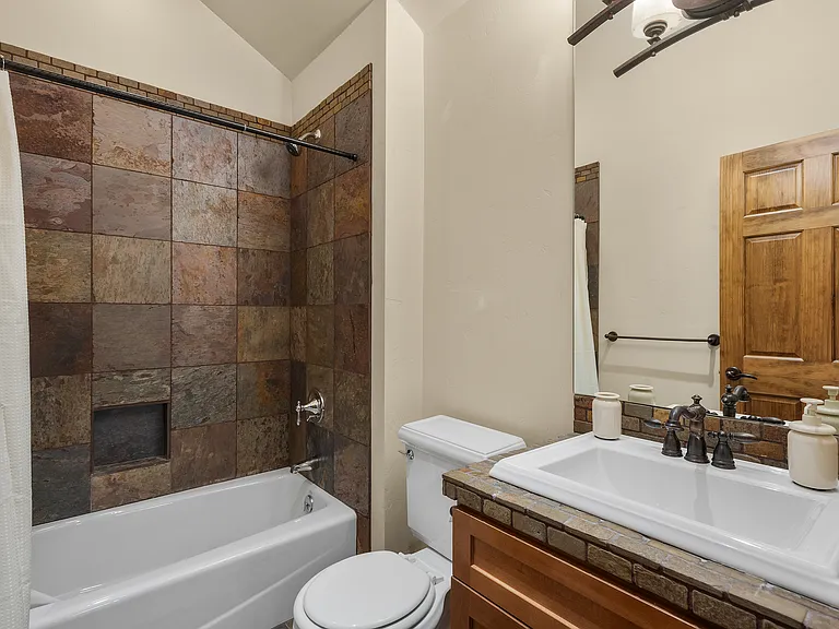225 Juniper Ct — Photo 13