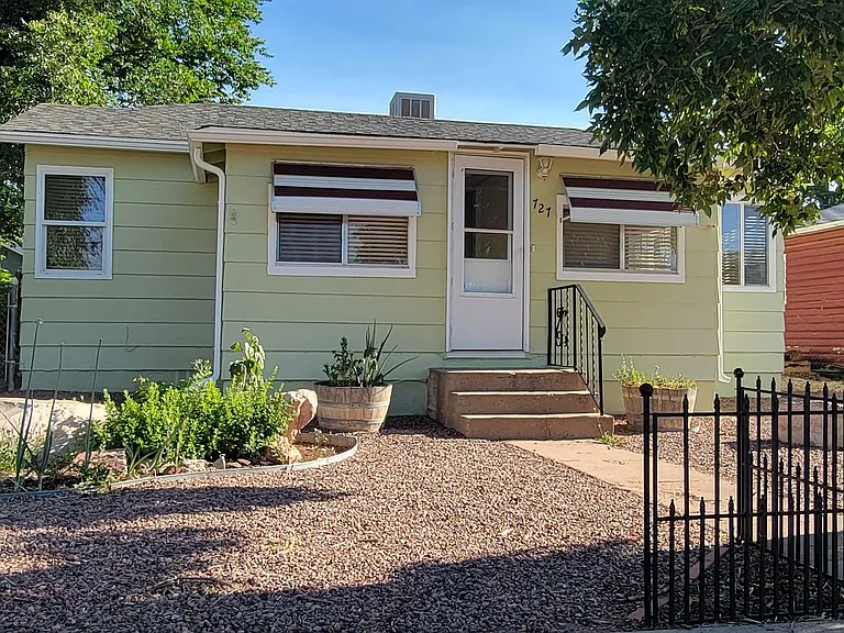 727 Clover Ave — Photo 1