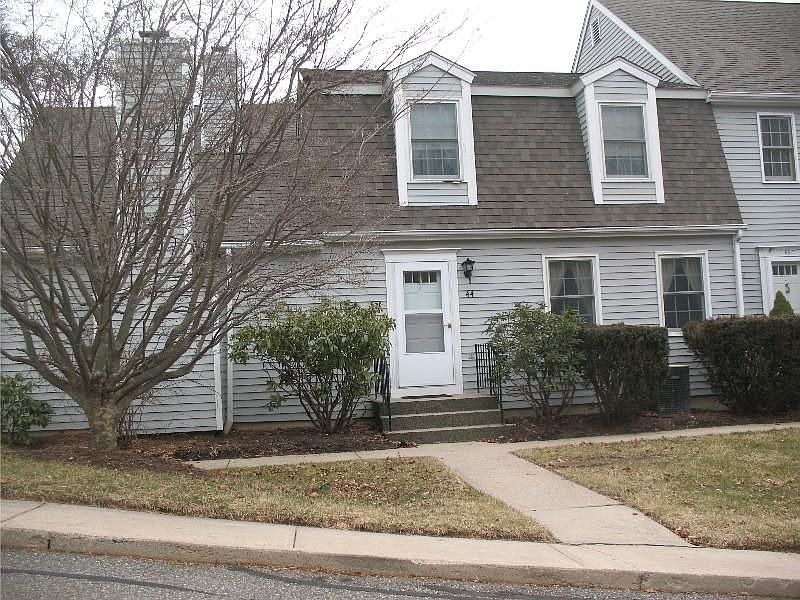Immaculate 2 Bedroom Condo, Walk to Town