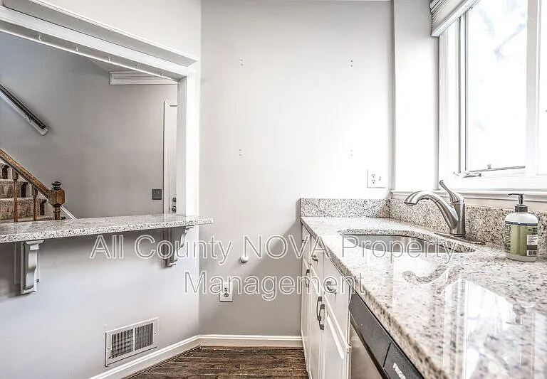 1203 Michigan Ct — Photo 7