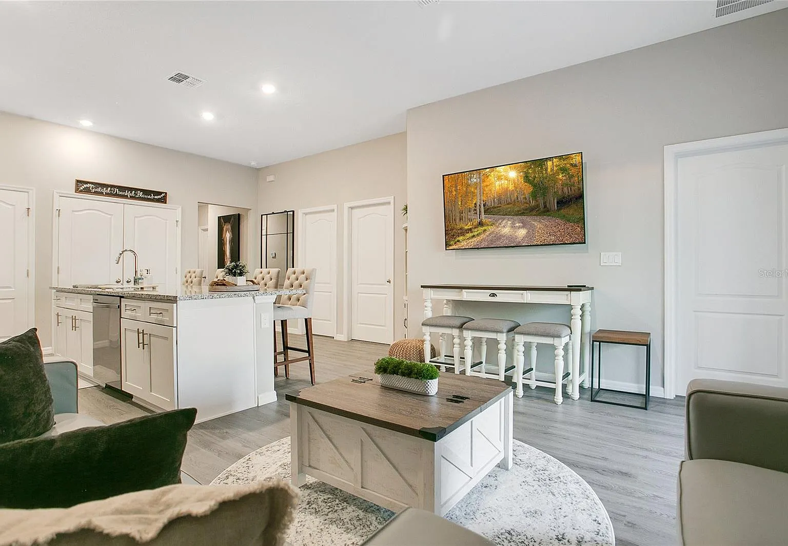 3 bed, 2.0 bath, 1215 sqft, $2,400 — Photo 4