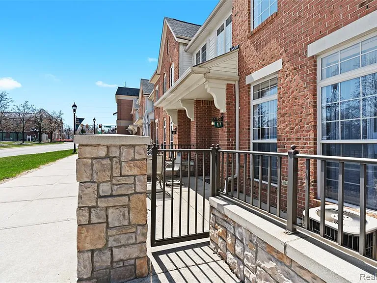 17 N Squirrel Rd — Photo 2