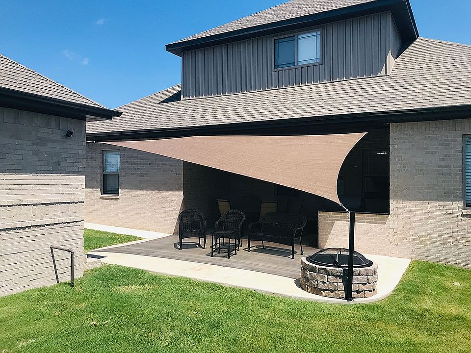 2nd image of 812 Valley Ln