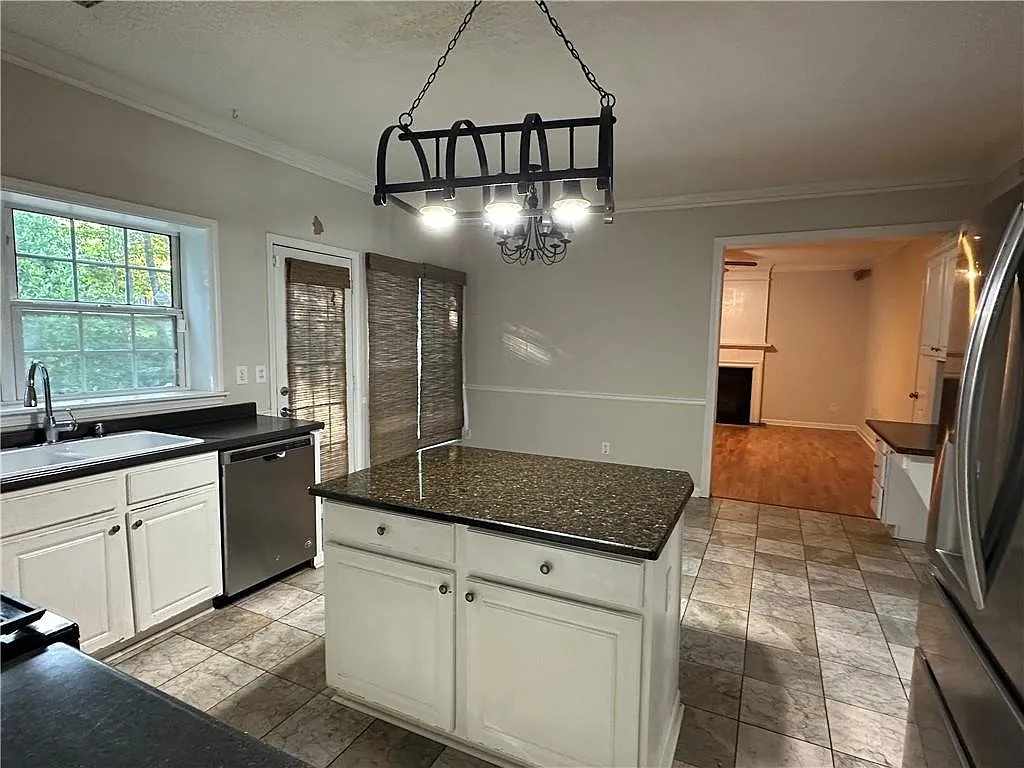 4 bed, 2.5 bath, 2253 sqft, $2,900 — Photo 4