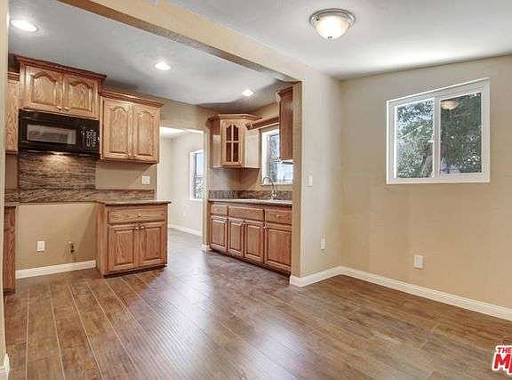 3rd image of 923 W 8th St