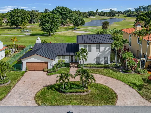 18701 W Oakmont Dr, Hialeah, FL 33015