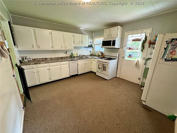 5th image of 211 Valencia Pl