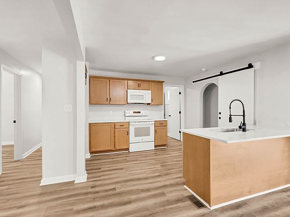 4th image of 32 Concord Dr