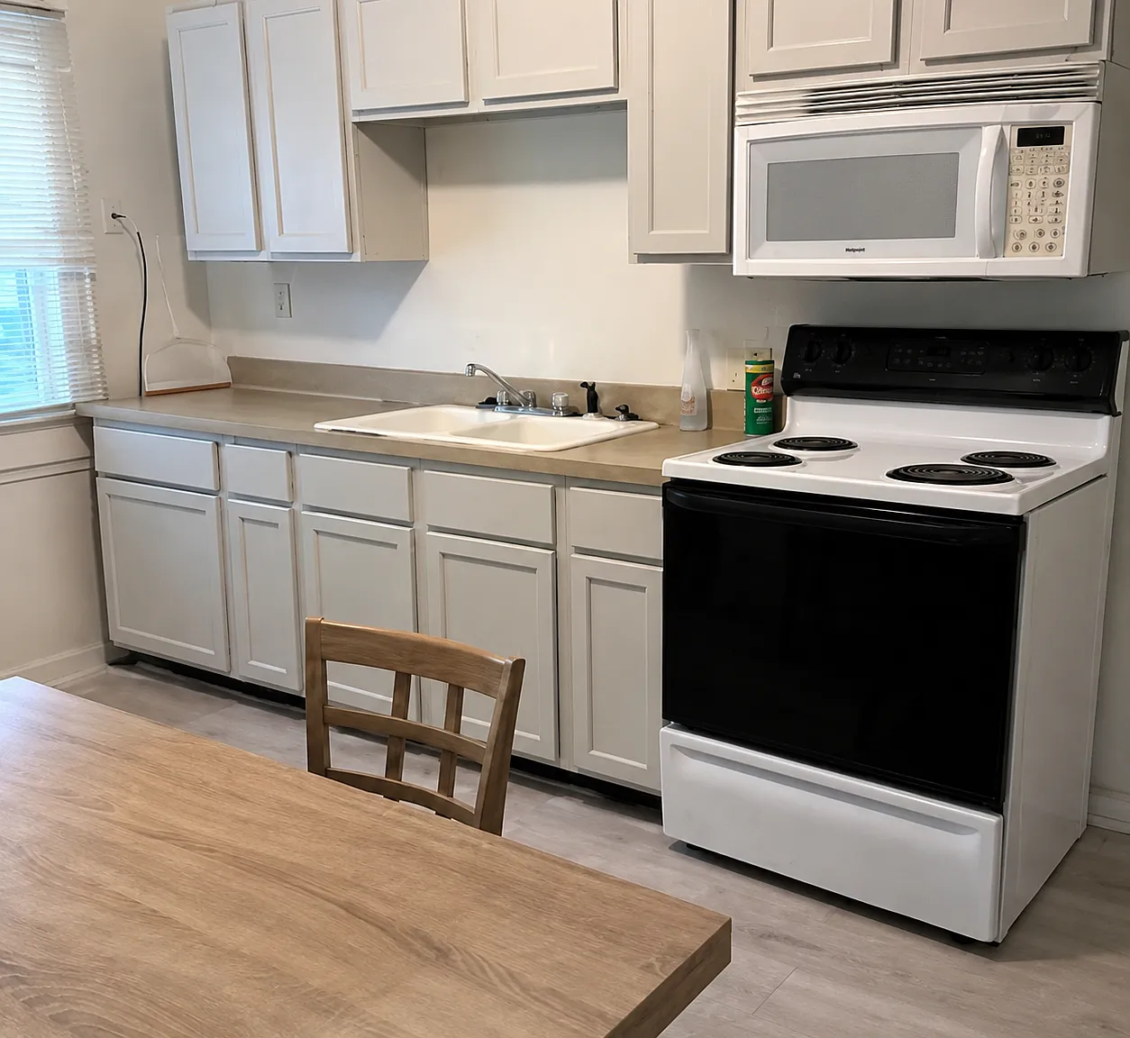 6 bed, 2500 sqft, $2,500 — Photo 4