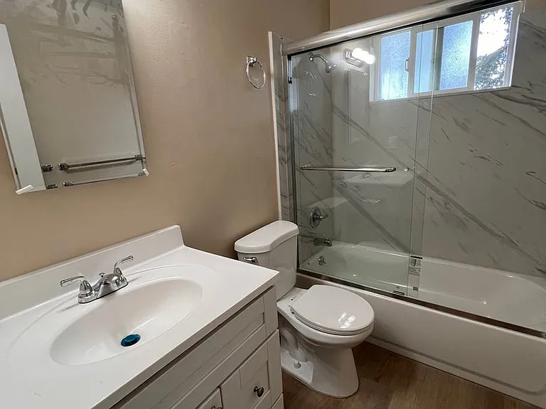 1077 W Hamilton Ave — Photo 2