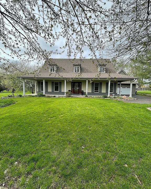 1st image of 1601 W Blackberry Ln