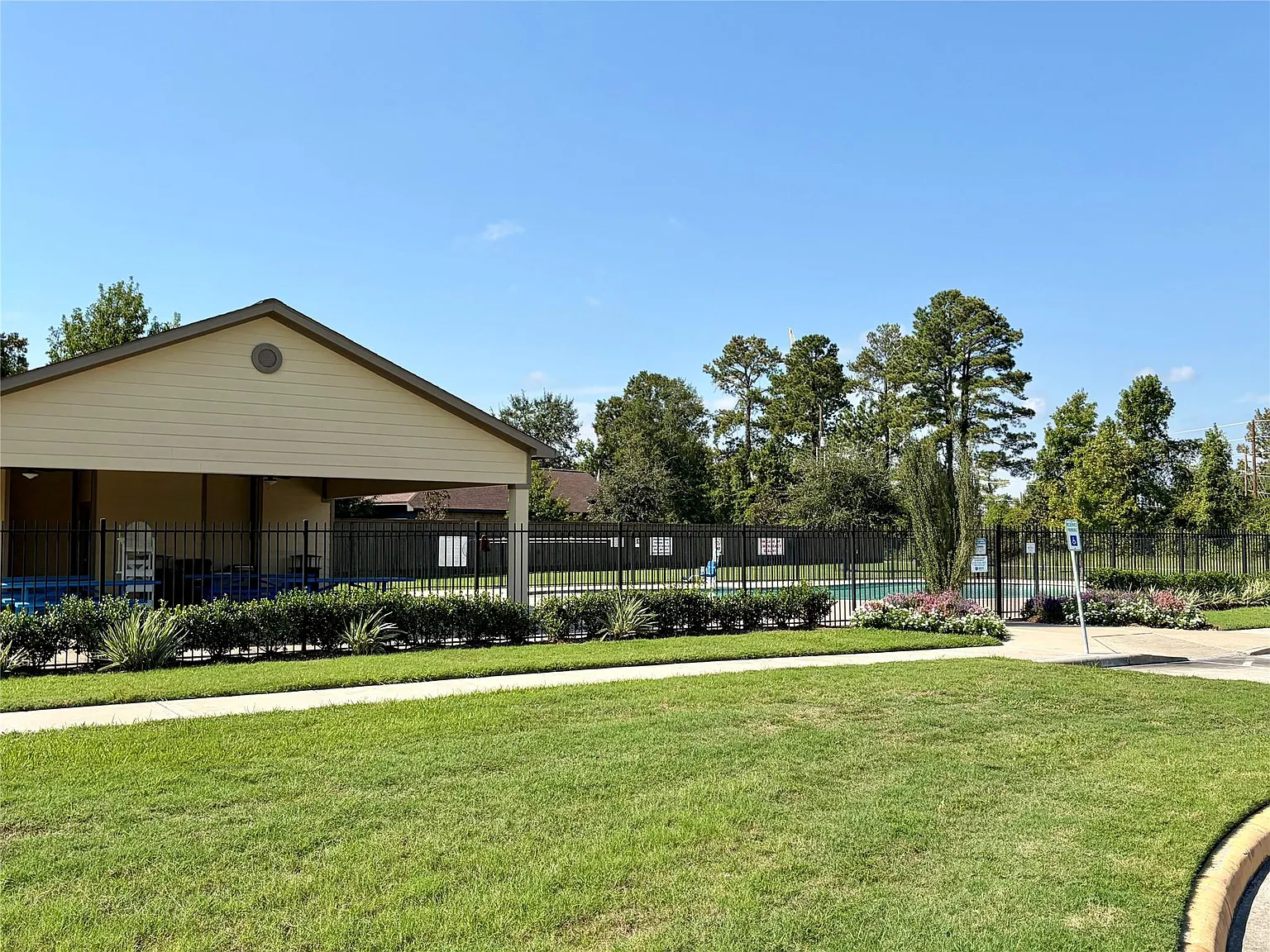 4 bed, 2.5 bath, 2466 sqft, $2,300 — Photo 3