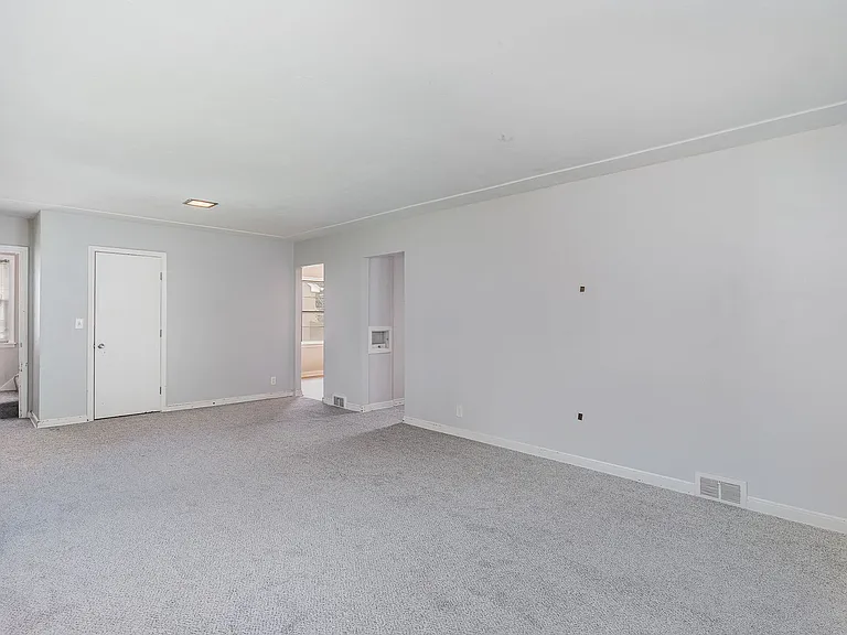 1270 Hubbard Ave — Photo 2