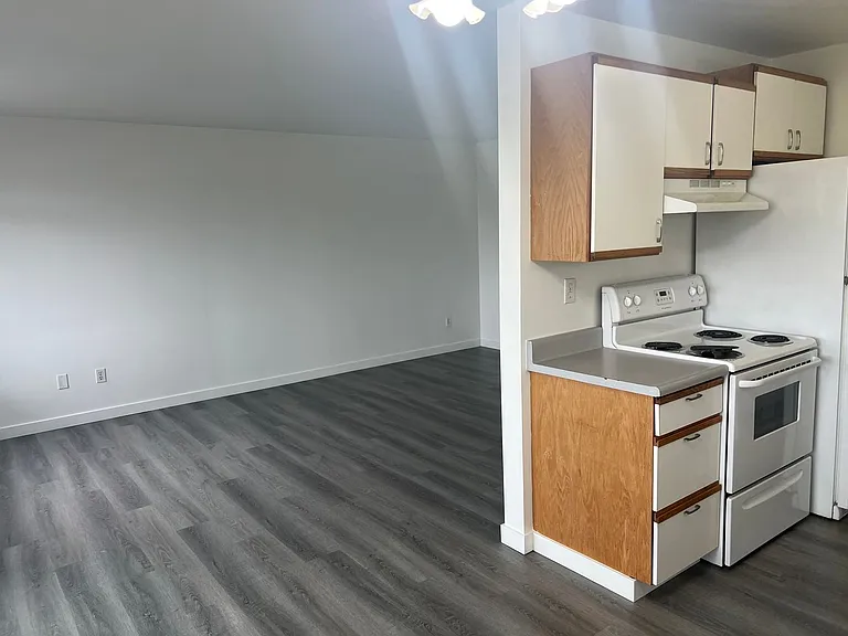 527 Summit Ave E — Photo 15
