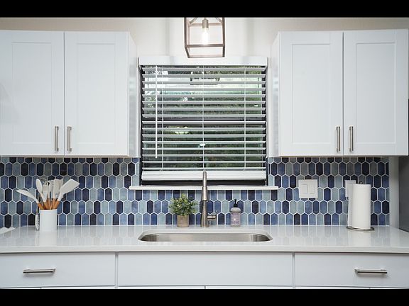 5th image of 504 Twin Elm Dr