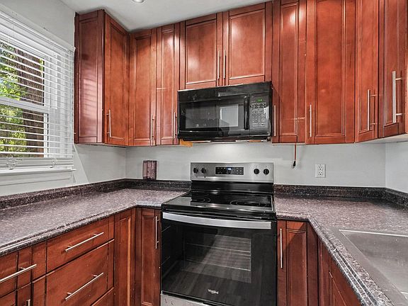 4th image of 913 Hearthridge Ct APT A