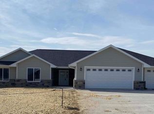 919 Rylee Ct, Peosta, IA 52068