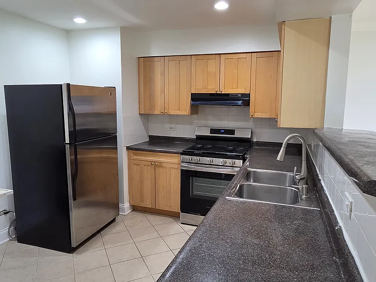 693 E Fullerton Ave #208 — Photo 5
