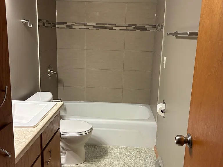 732 Bluff Ave — Photo 2