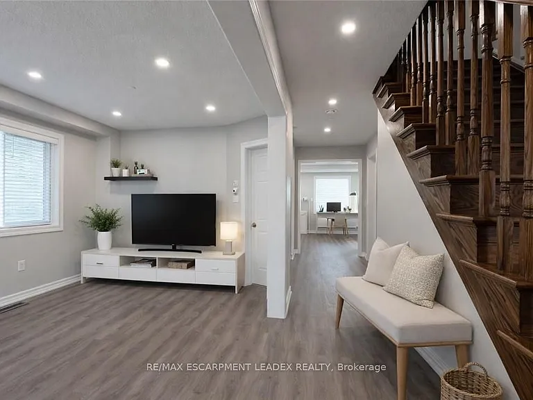 7 Hollinrake Ave — Photo 2