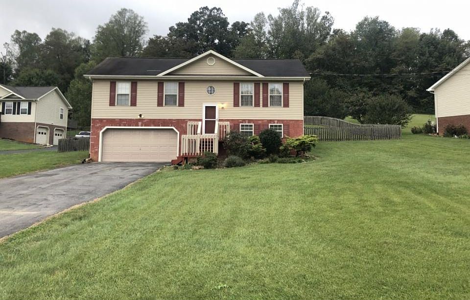 1st image of 222 Maple Ridge Dr