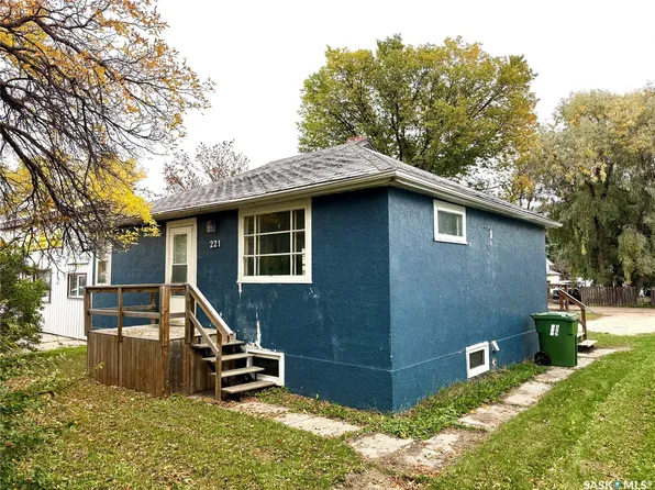 221 4th Avenue N, Yorkton, SK S3N 1B5