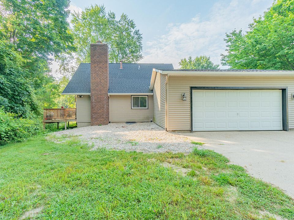 1st image of 636 Oriole St