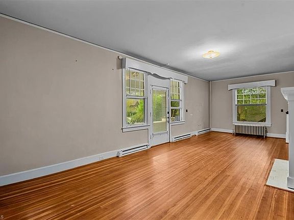 5th image of 912 Spring Garden St