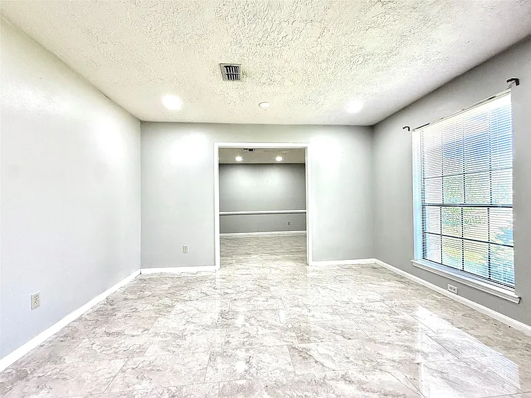 9002 Sabastian Dr — Photo 5