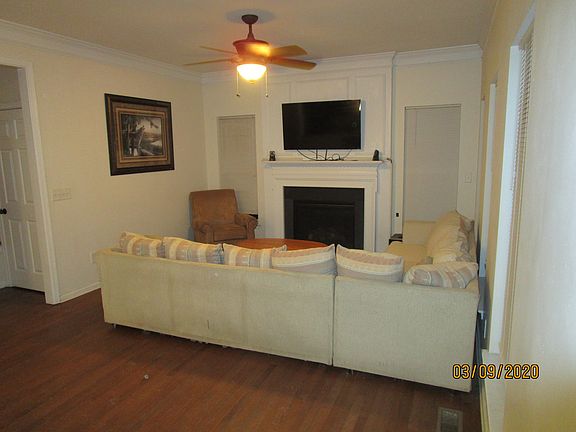 Living rm-basement door-lft