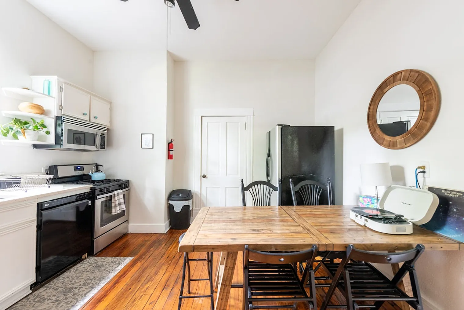 3 bed, 1.0 bath, $7,047 — Photo 4
