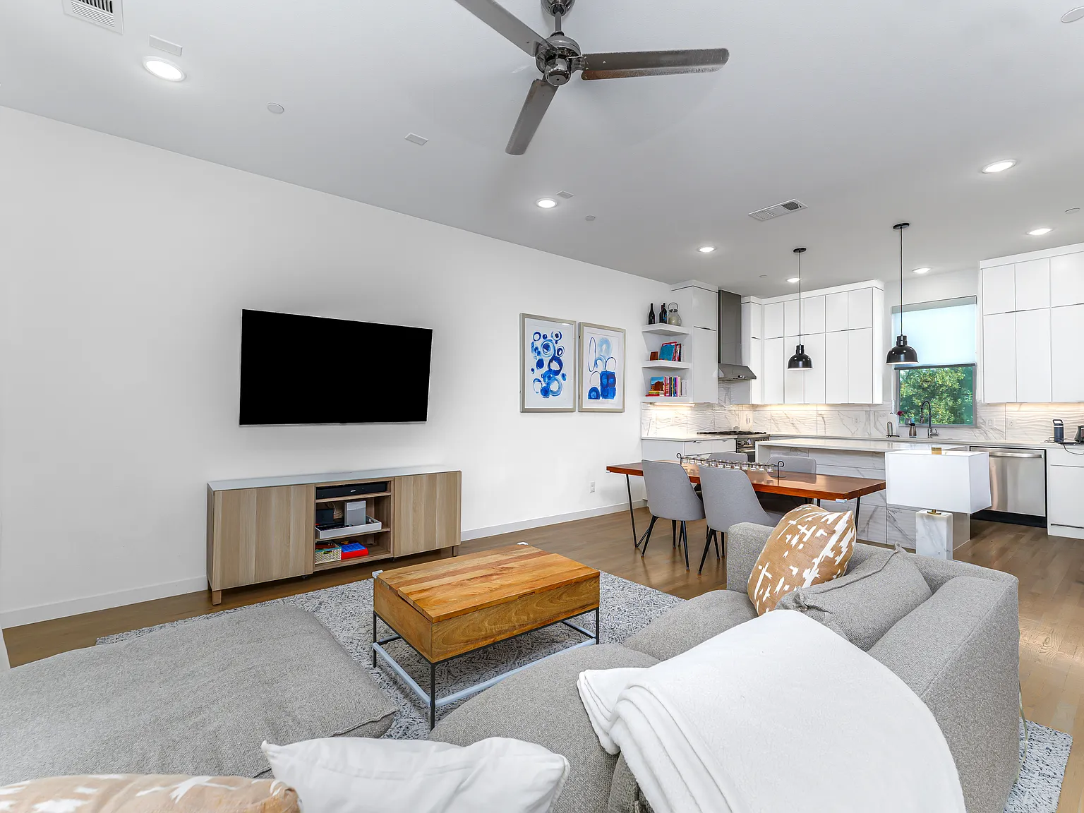 3 bed, 3.5 bath, 1749 sqft, $3,500 — Photo 2