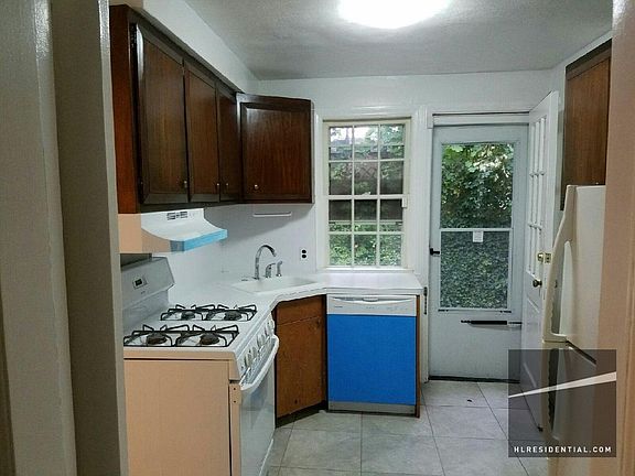 3rd image of 4607 Hanford St
