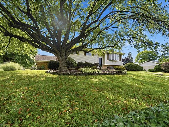 5th image of 32 Robert Dr