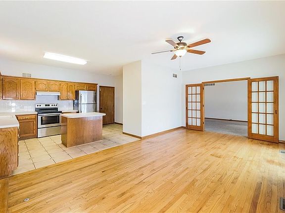 4th image of 5400 NE Holiday Dr