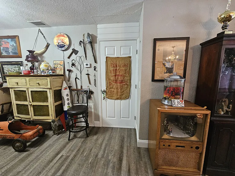 545 Oxford Ave — Photo 8