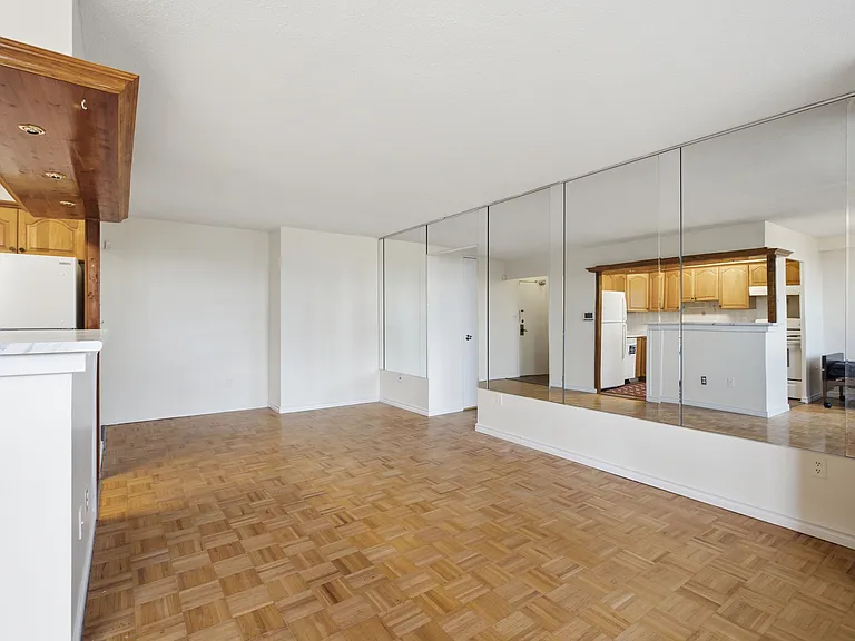 20 Edgecliff Golfway #1209 — Photo 2