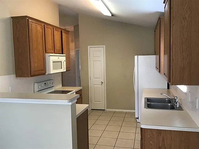 3 bed, 2.0 bath, 1524 sqft, $2,220 — Photo 4