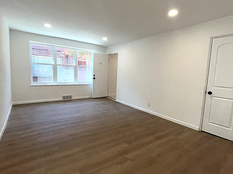 3919 Jamieson Ave #1W — Photo 3
